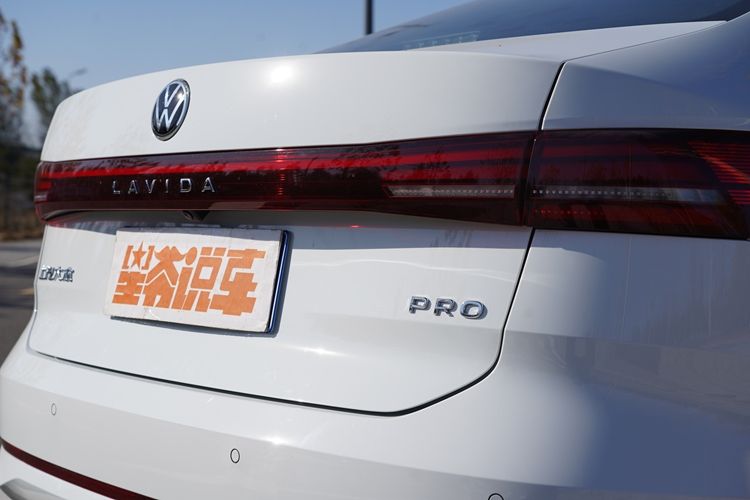 众朗逸Pro车型配置盘点麻将胡了助您选车:上汽大(图3) 众朗逸Pro车型配置盘点麻将胡了助您选车:上汽大(图3)