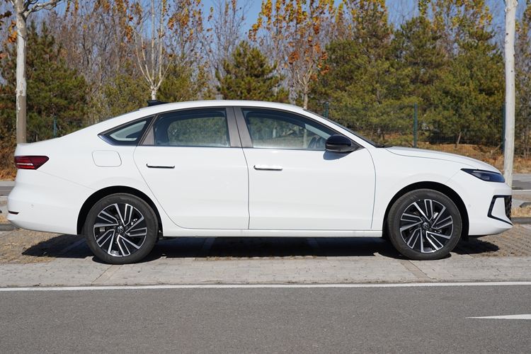 众朗逸Pro车型配置盘点麻将胡了助您选车:上汽大(图10) 众朗逸Pro车型配置盘点麻将胡了助您选车:上汽大(图10)