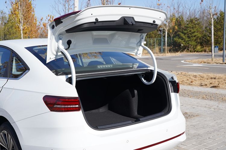 众朗逸Pro车型配置盘点麻将胡了助您选车:上汽大(图13) 众朗逸Pro车型配置盘点麻将胡了助您选车:上汽大(图13)